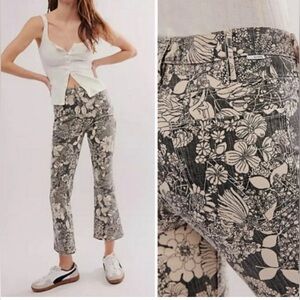 NWT MOTHER SUPERIOR Scooter Ankle
French Fairy Tale Floral
Cropped Flare size 26